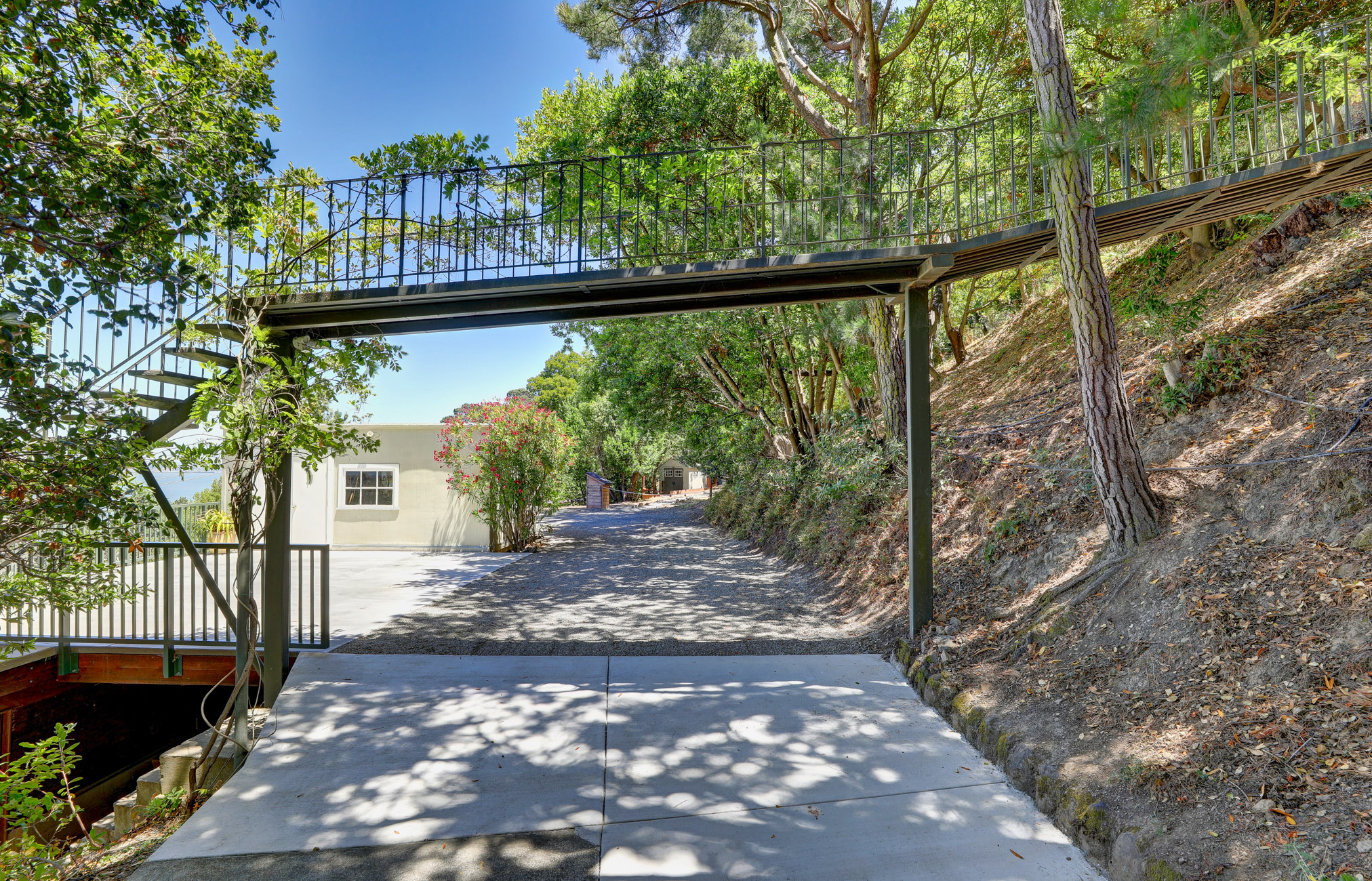 PARADISE RETREAT – image 86