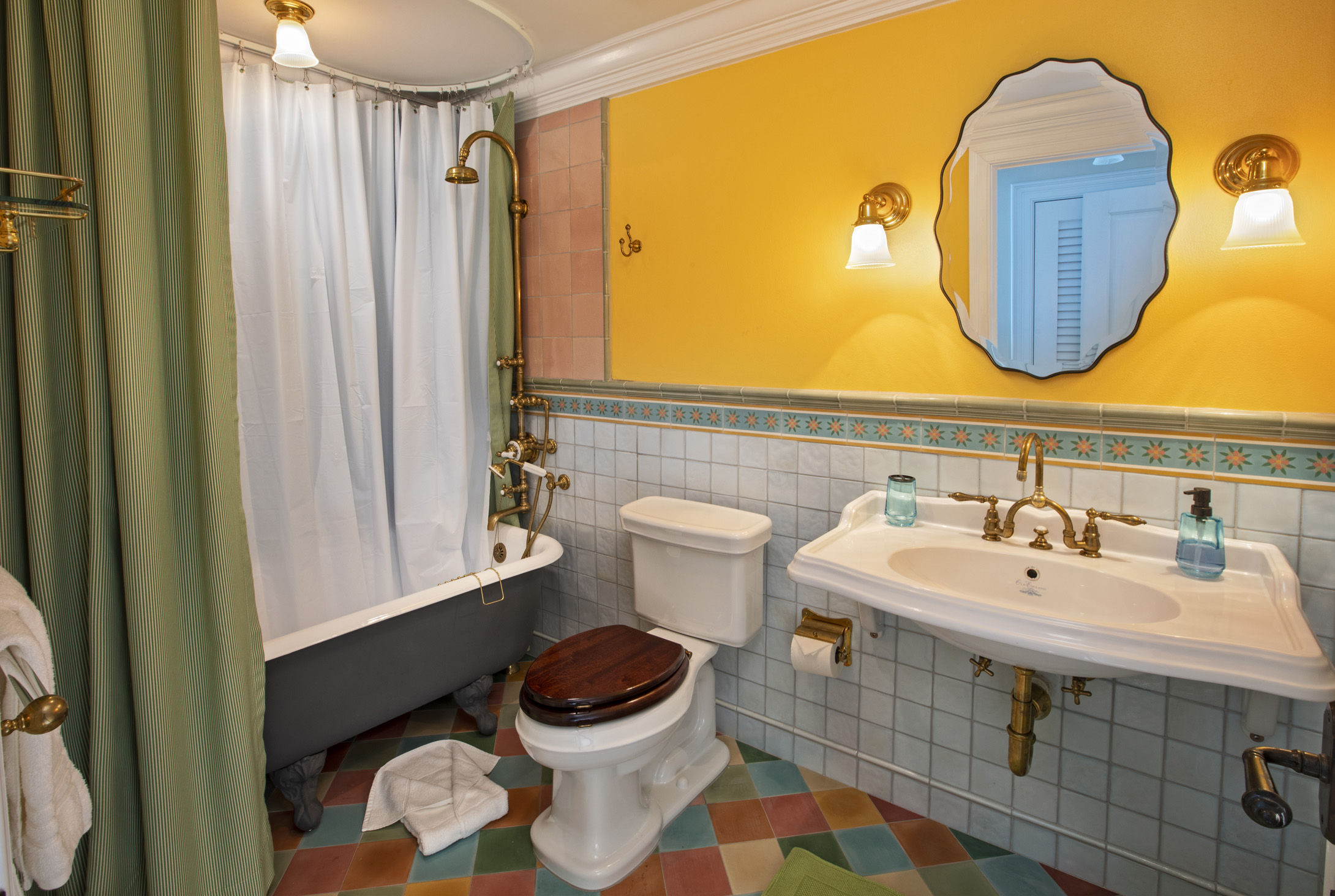 Waterfront Estate – image 20