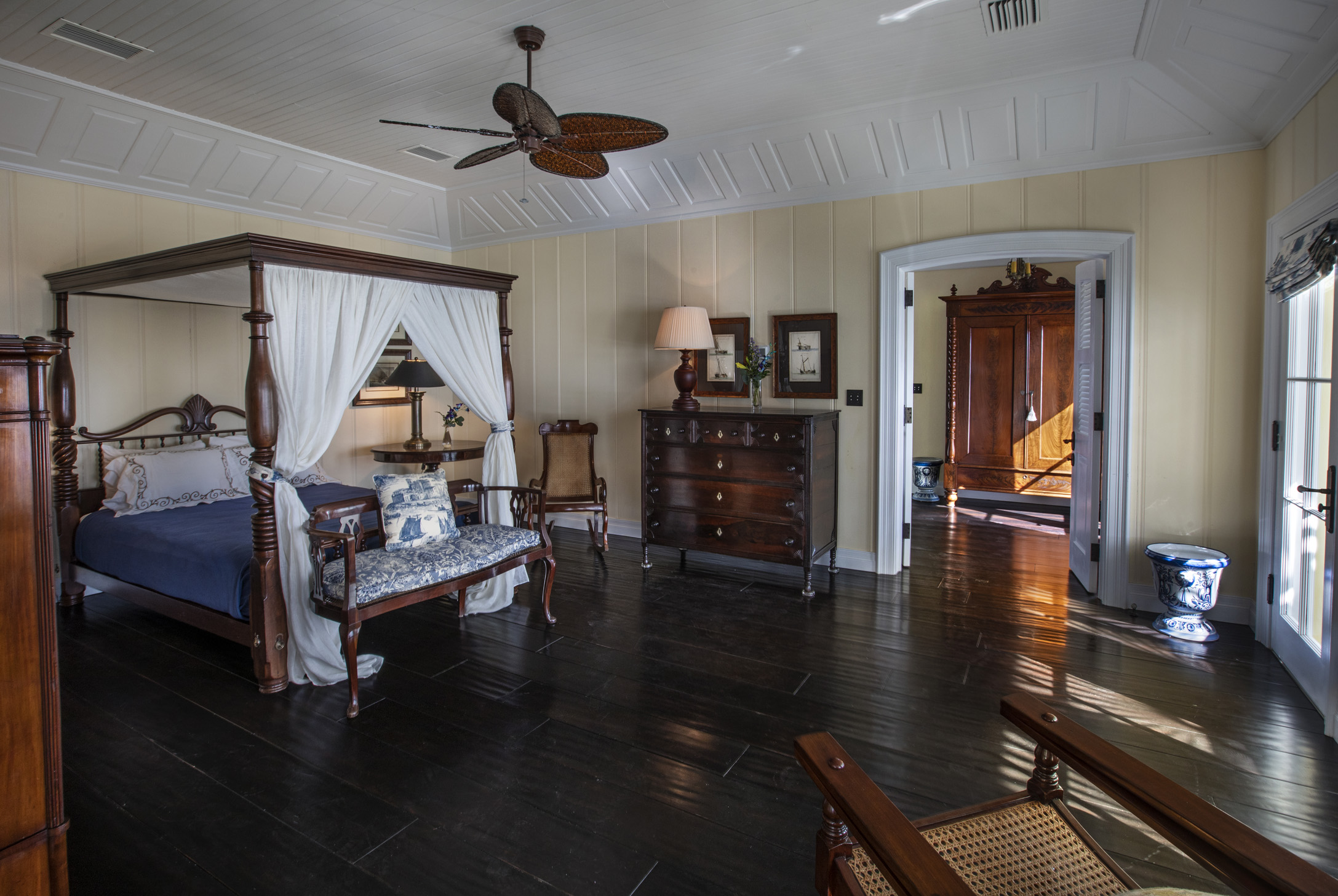 Waterfront Estate – image 16