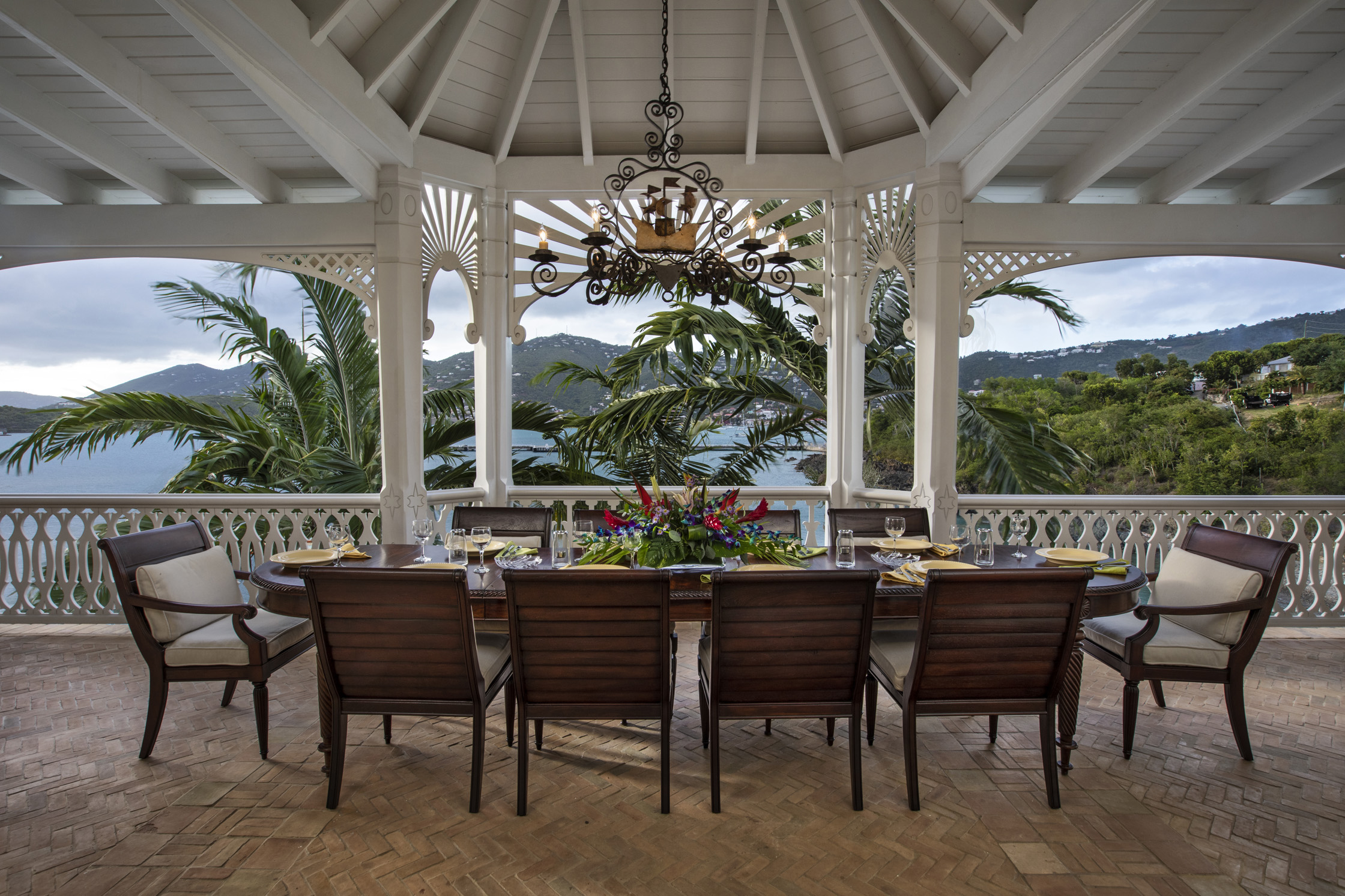 Waterfront Estate – image 19