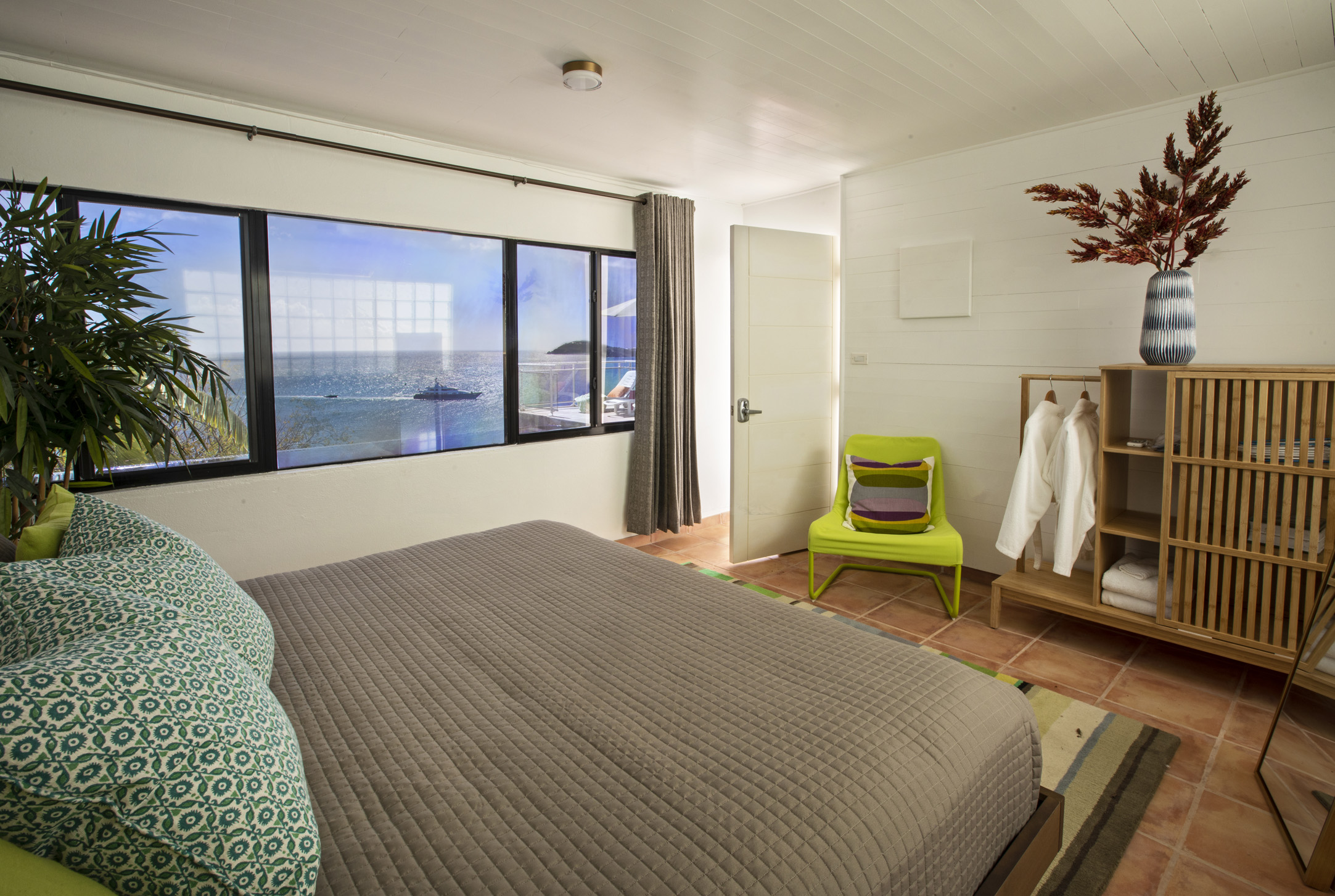 Waterfront Estate – image 50