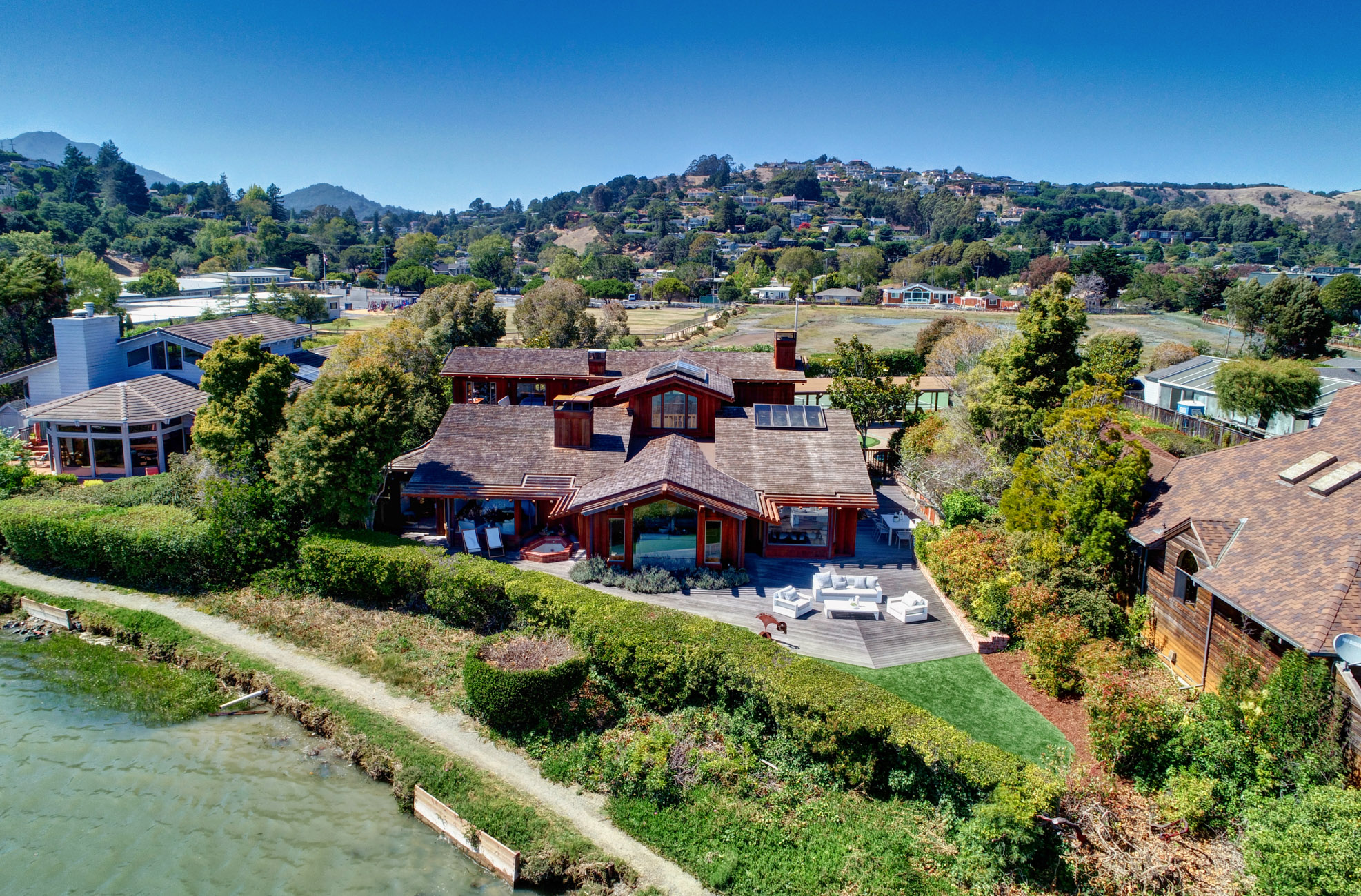 Waterfront Living – image 29