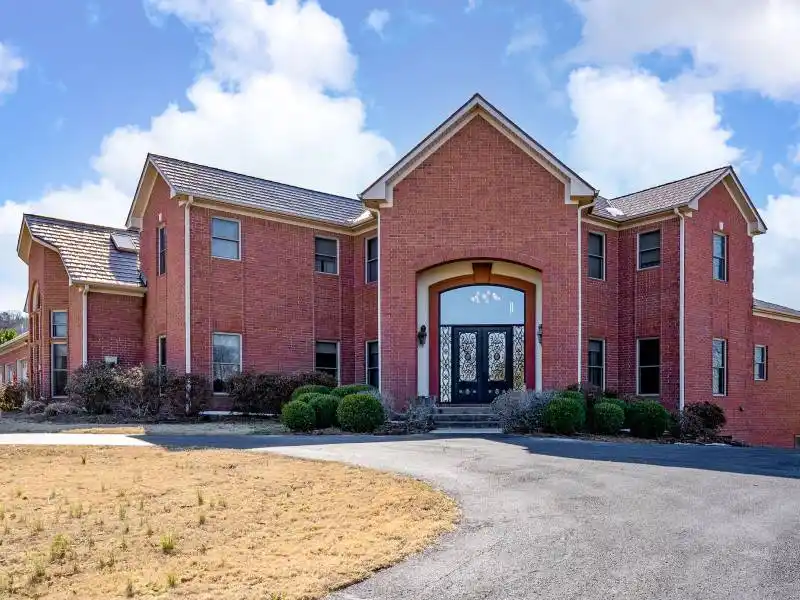 AUCTION - Luxury Hilltop Home on 120± Acres with Lake Views – image 10