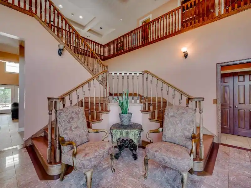 AUCTION - Luxury Hilltop Home on 120± Acres with Lake Views – image 12