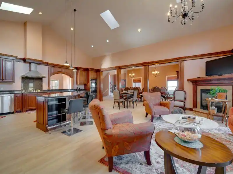 AUCTION - Luxury Hilltop Home on 120± Acres with Lake Views – image 14
