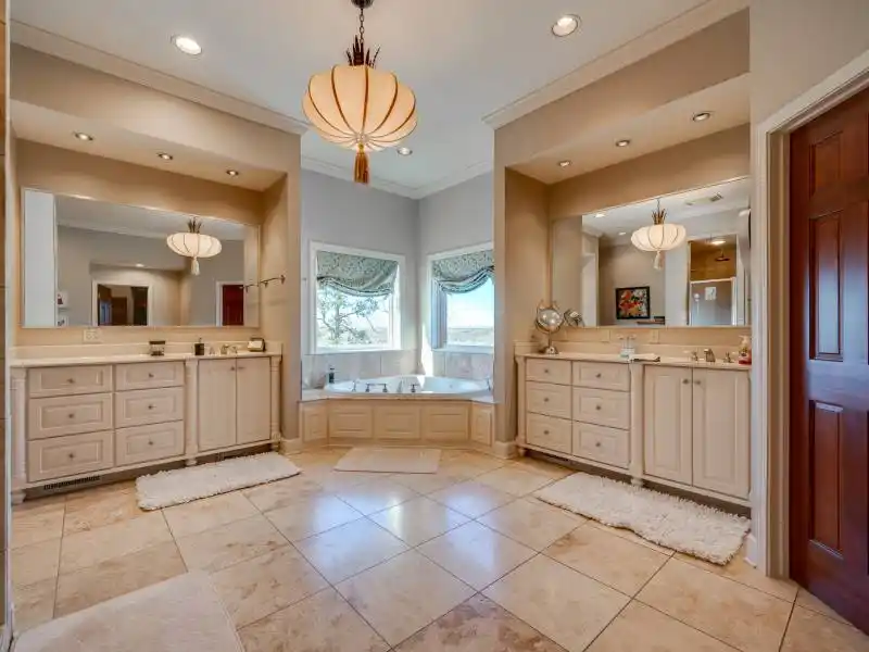 AUCTION - Luxury Hilltop Home on 120± Acres with Lake Views – image 16