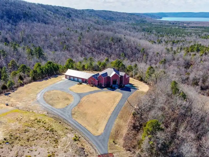 AUCTION - Luxury Hilltop Home on 120± Acres with Lake Views – image 24