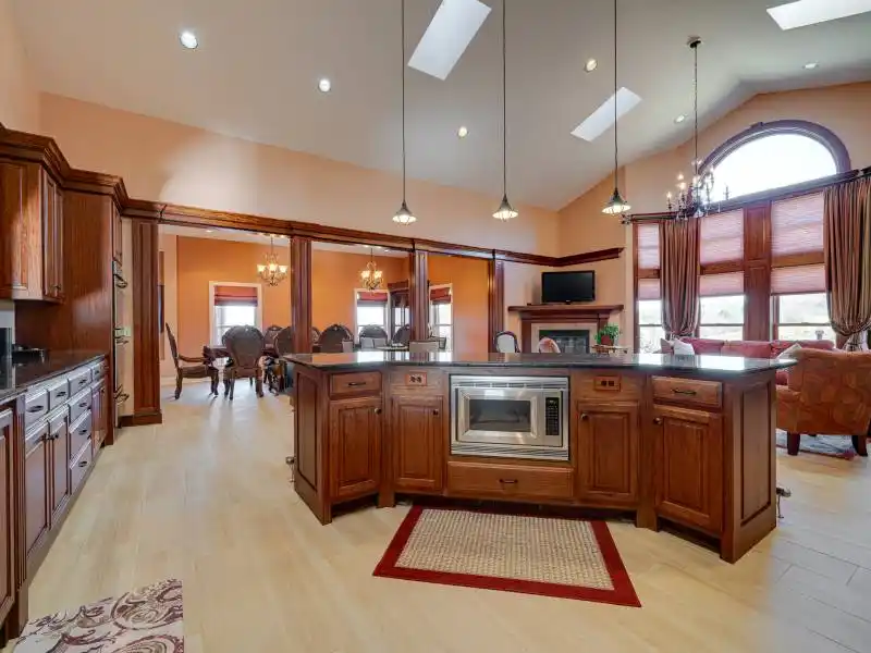 AUCTION - Luxury Hilltop Home on 120± Acres with Lake Views – image 4