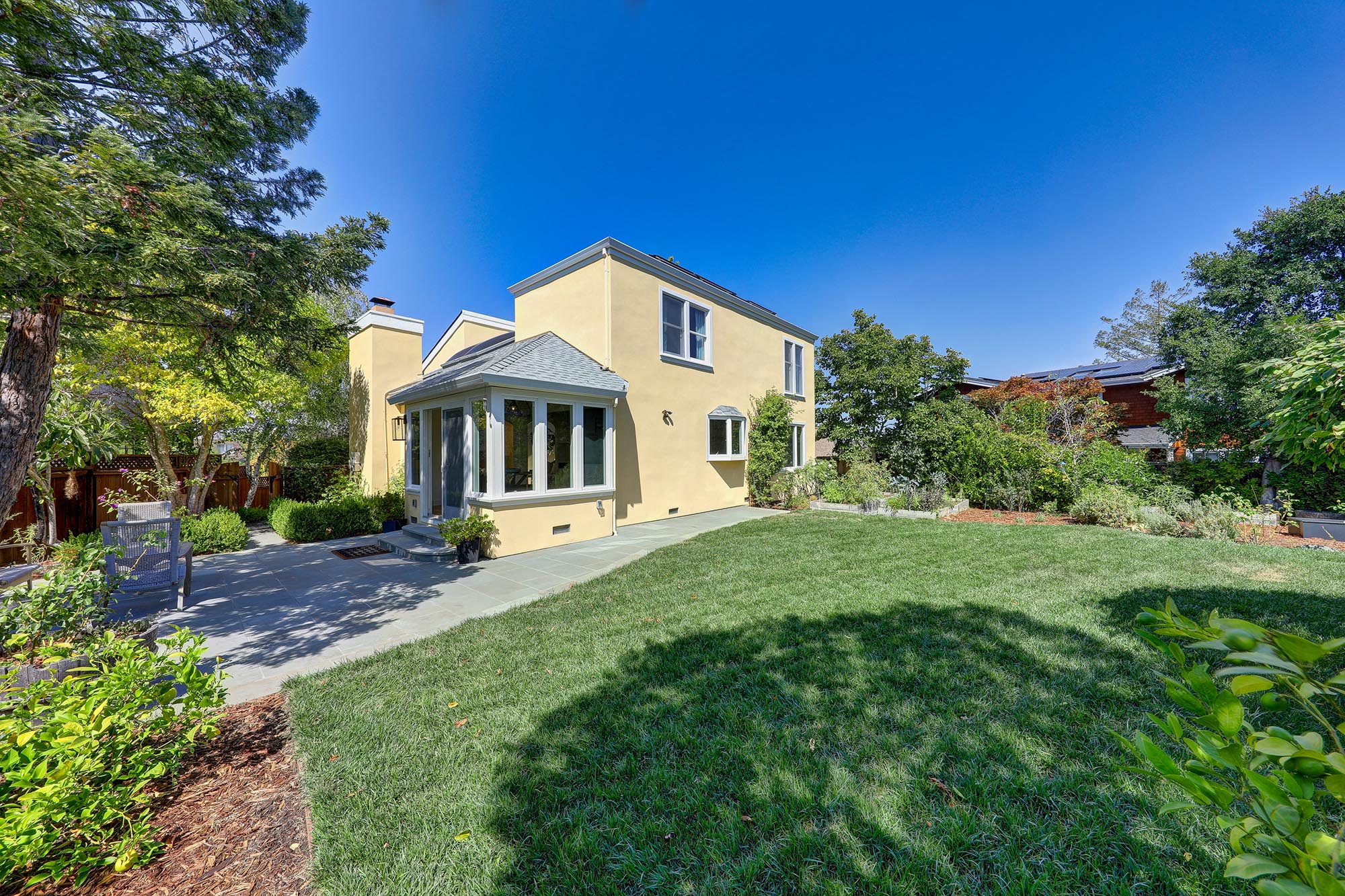 RENOVATED AND INVITING – image 2