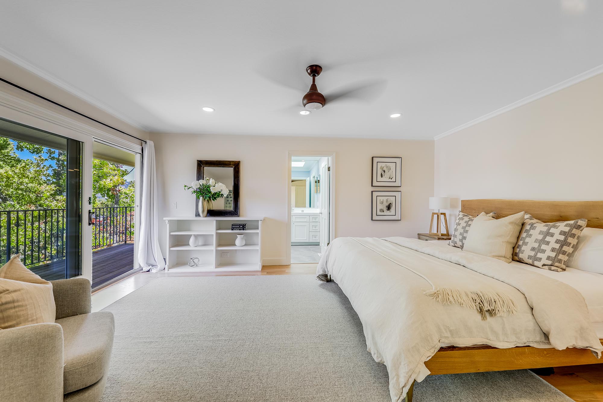 RENOVATED AND INVITING – image 12