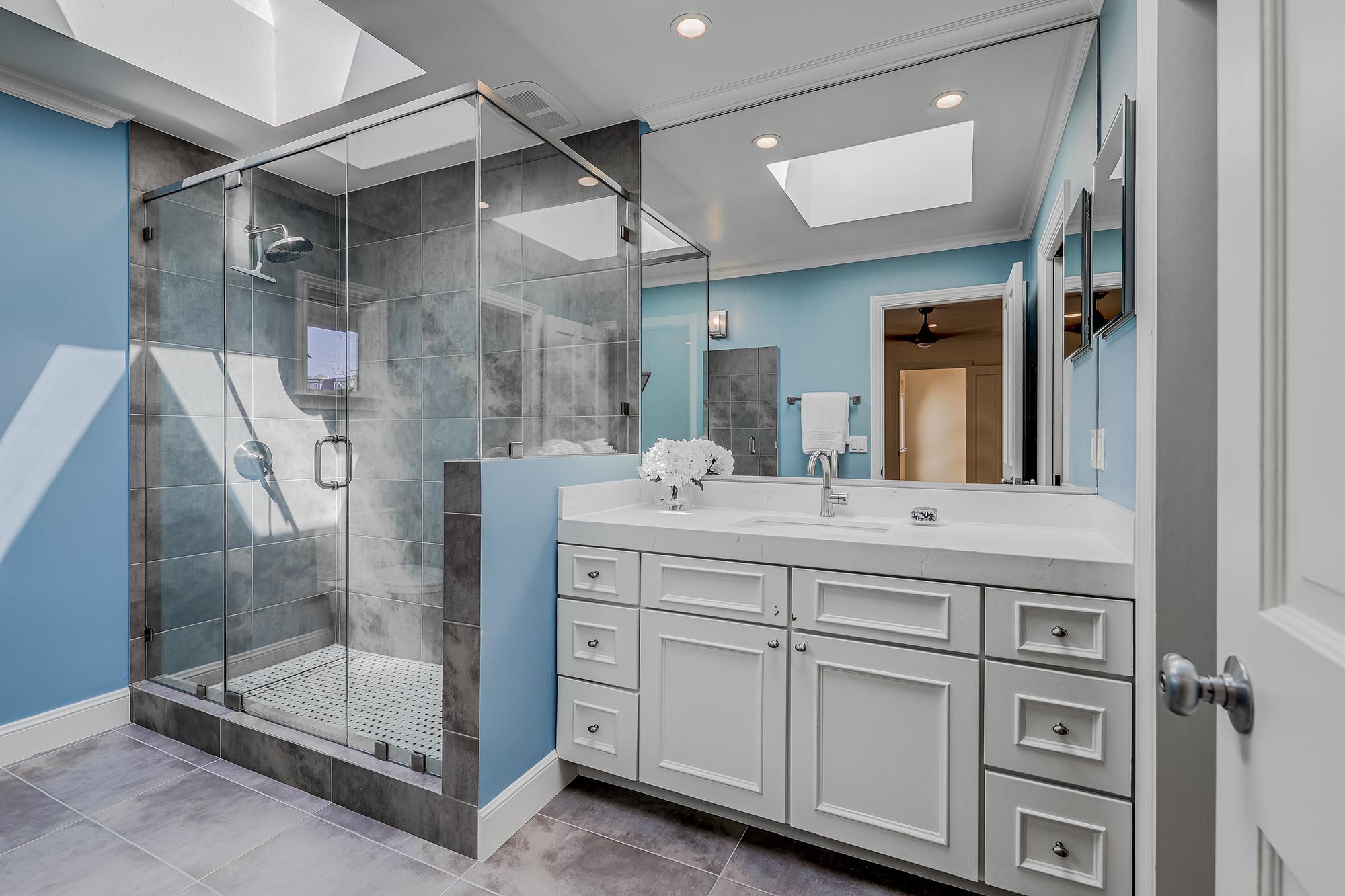 RENOVATED AND INVITING – image 14