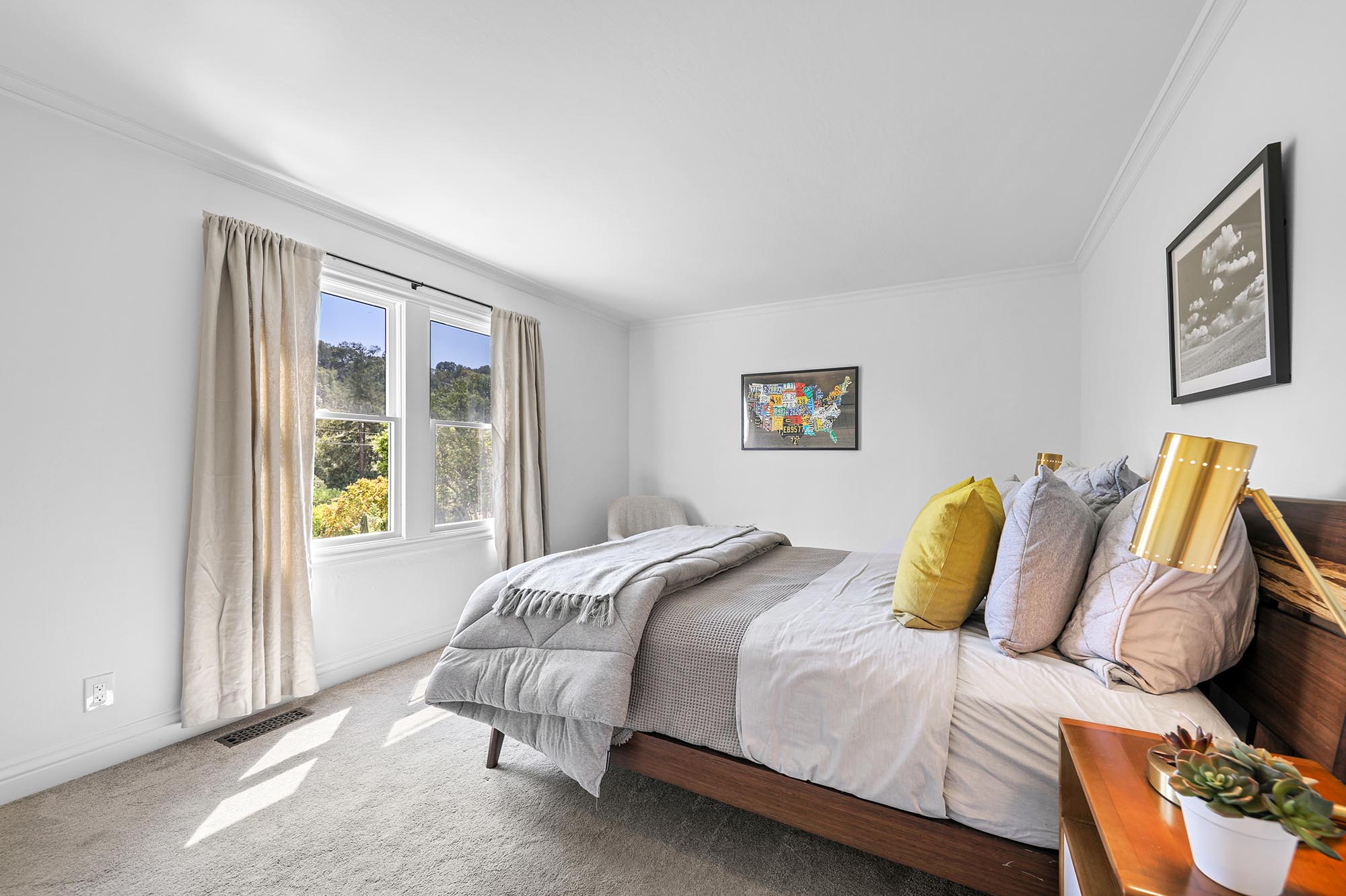 RENOVATED AND INVITING – image 18