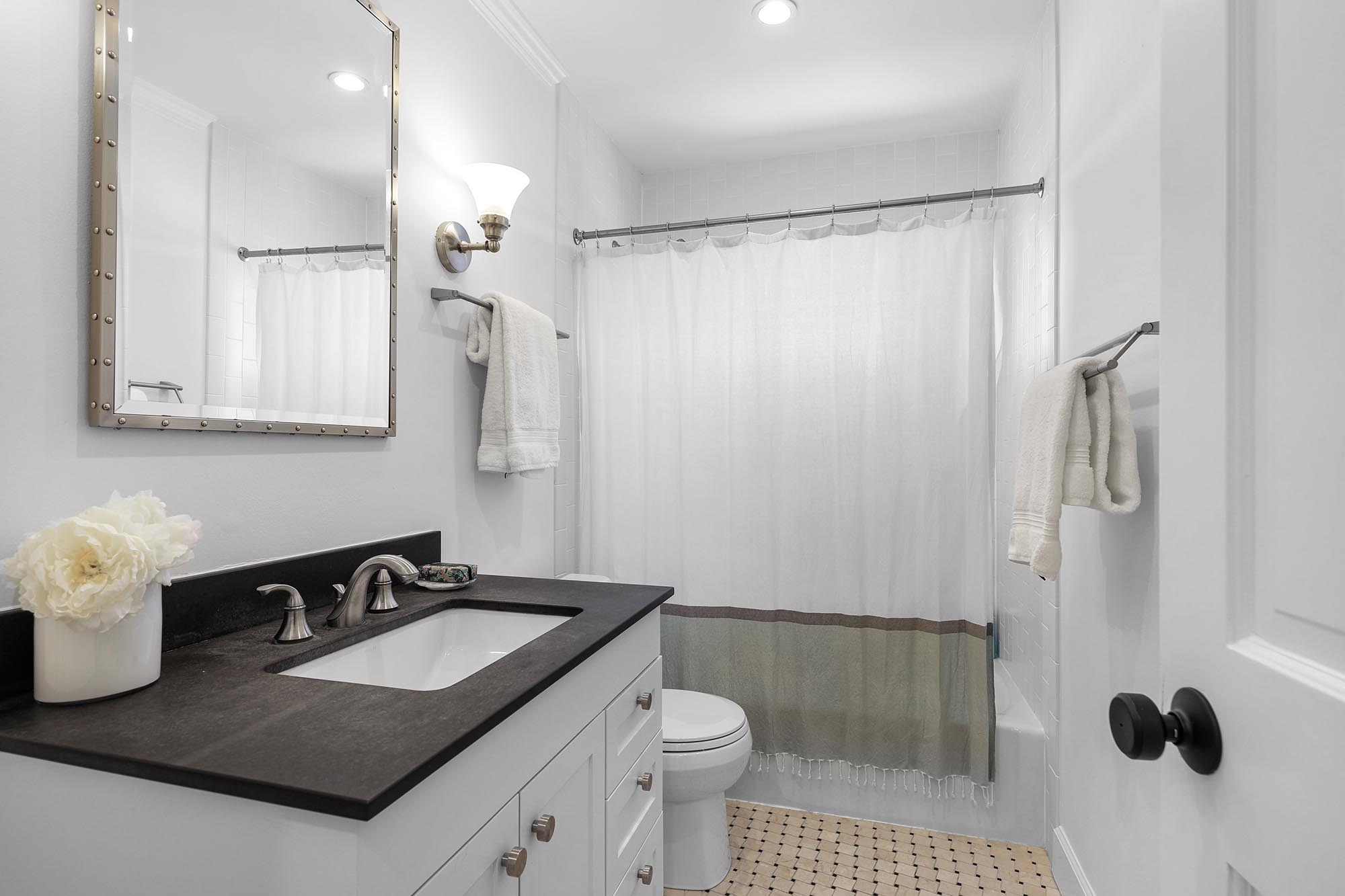 RENOVATED AND INVITING – image 19