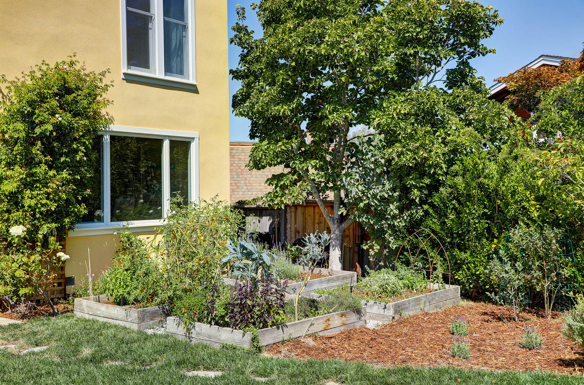 RENOVATED AND INVITING – image 23