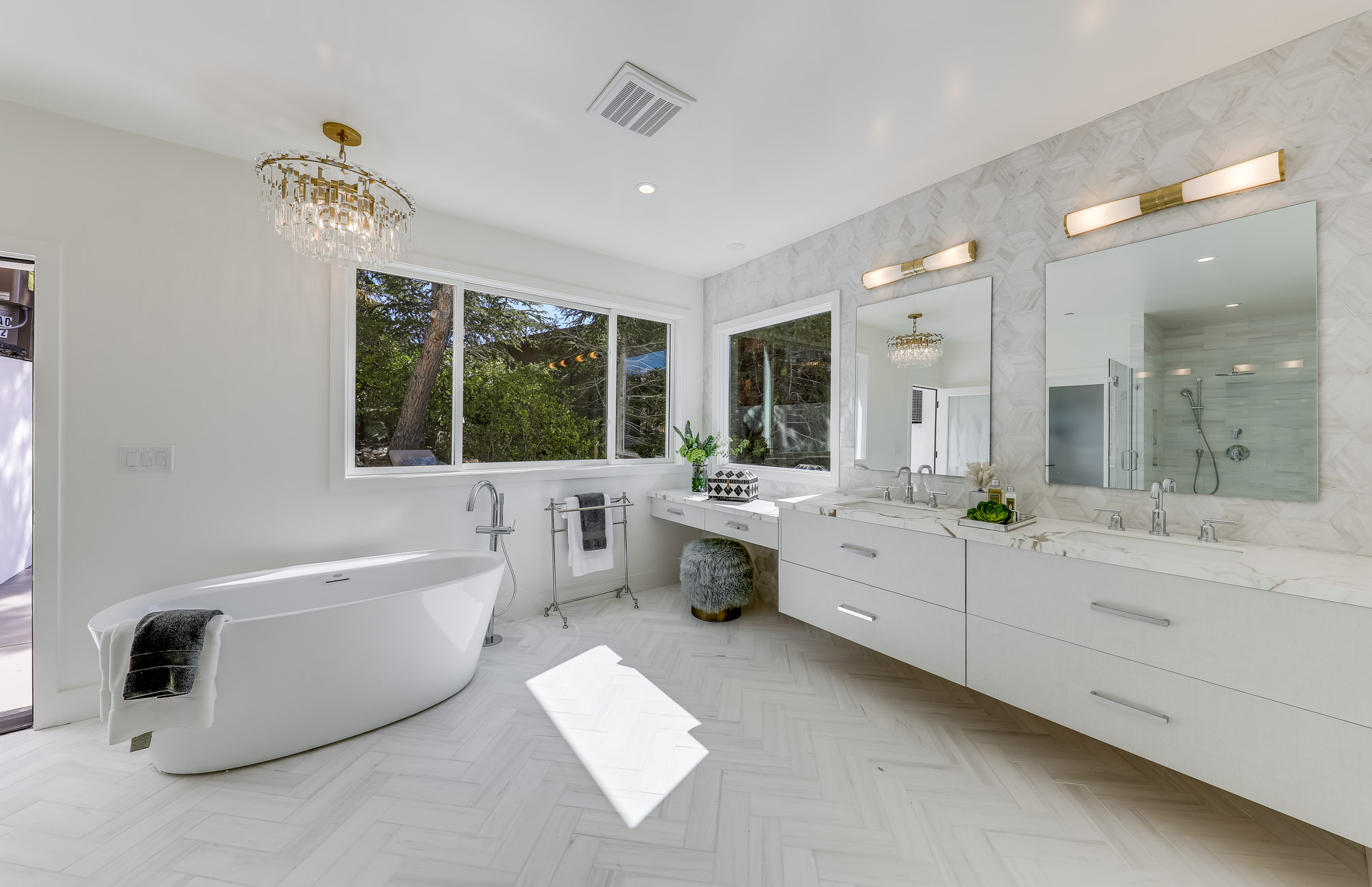 EXTRAORDINARY RENOVATION – image 17