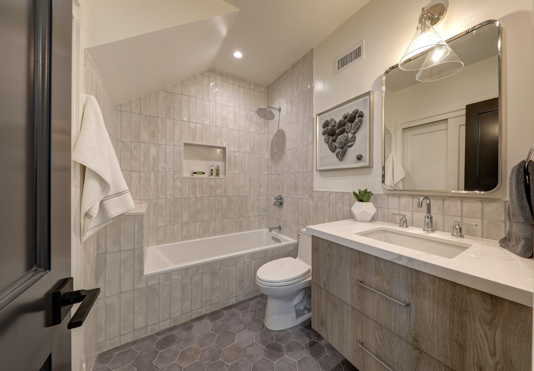 EXTRAORDINARY RENOVATION – image 20