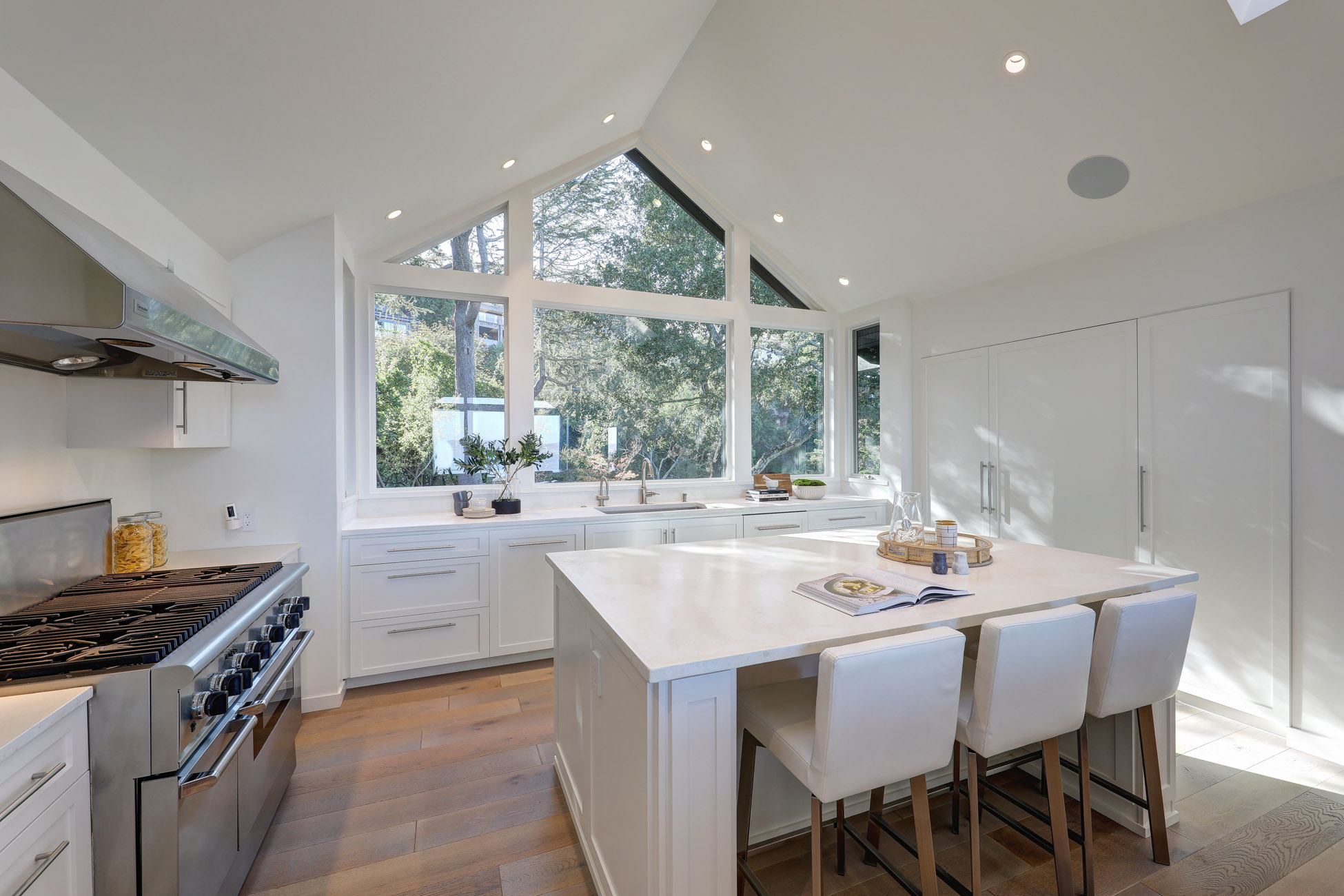 Private & Gated Contemporary Renovation – image 12