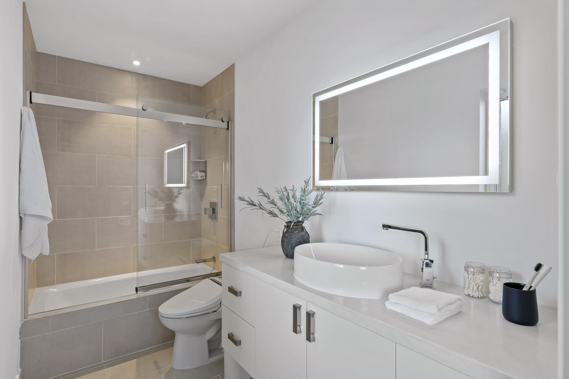 Private & Gated Contemporary Renovation – image 28