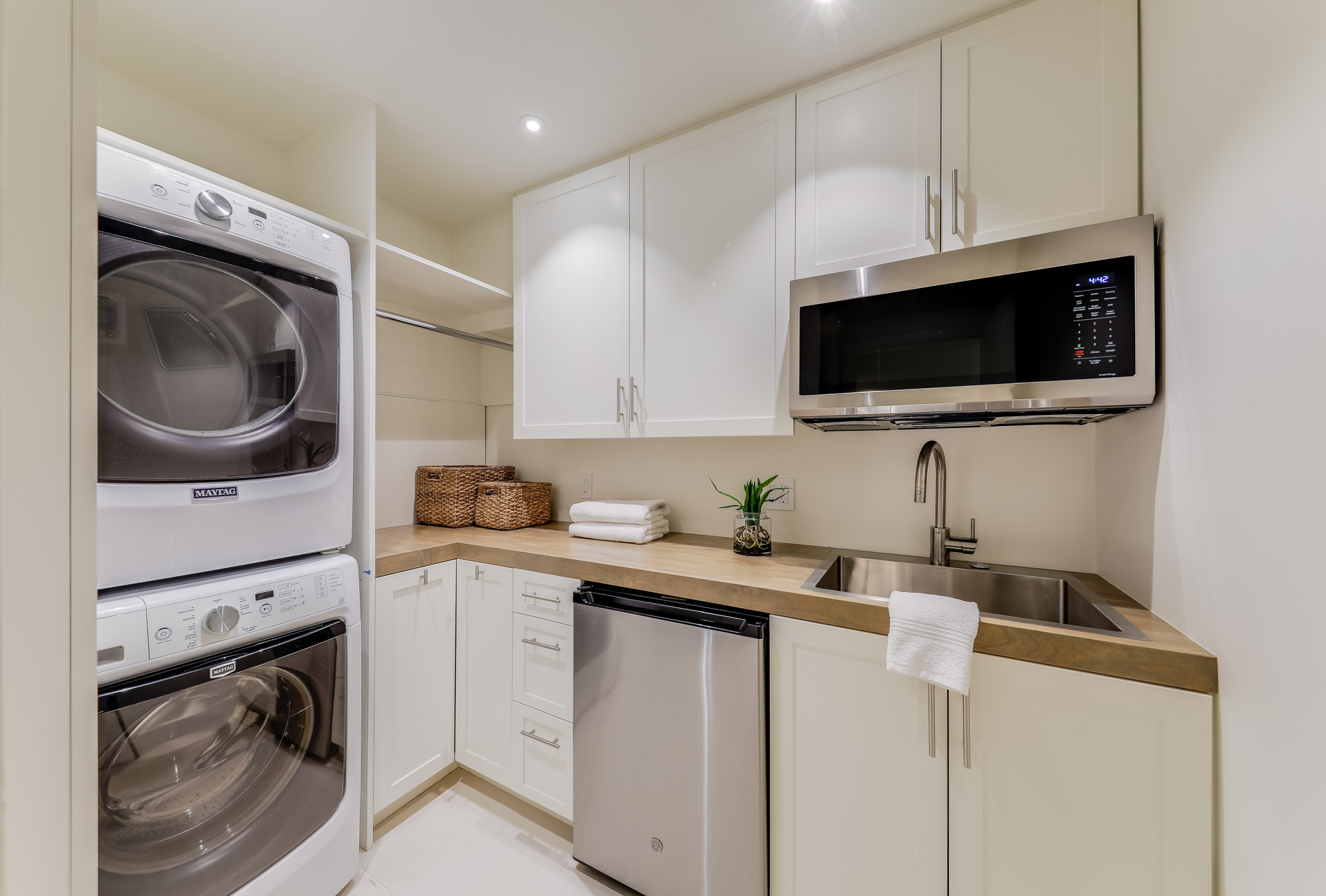 Private & Gated Contemporary Renovation – image 32