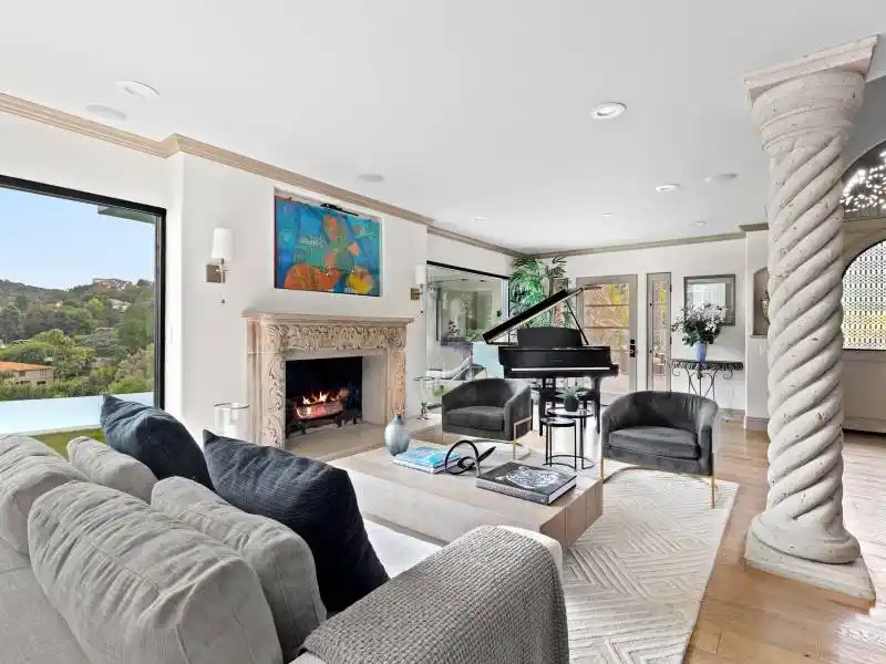 16479 Royal Hills Dr, Encino, CA – image 4