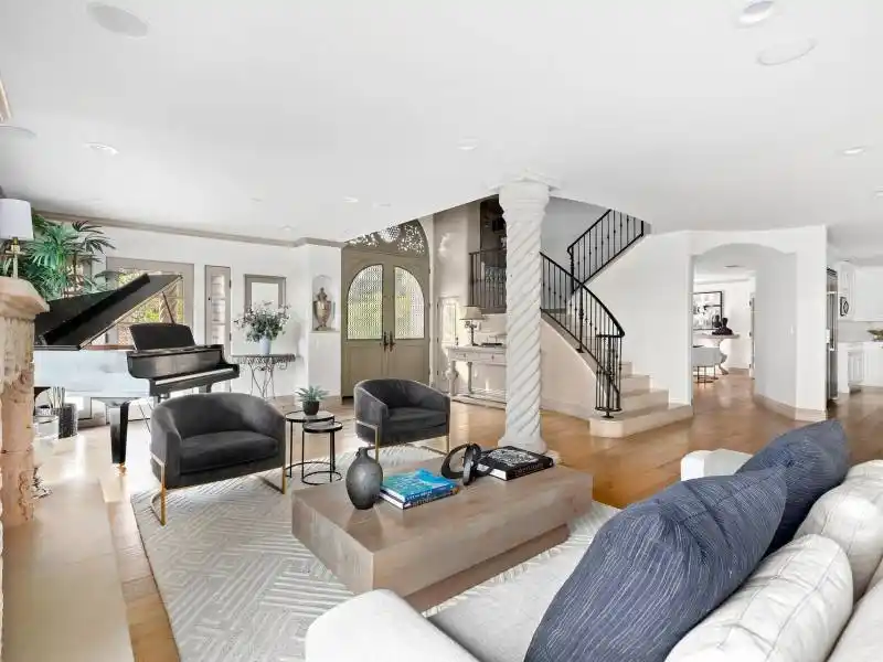 16479 Royal Hills Dr, Encino, CA – image 5