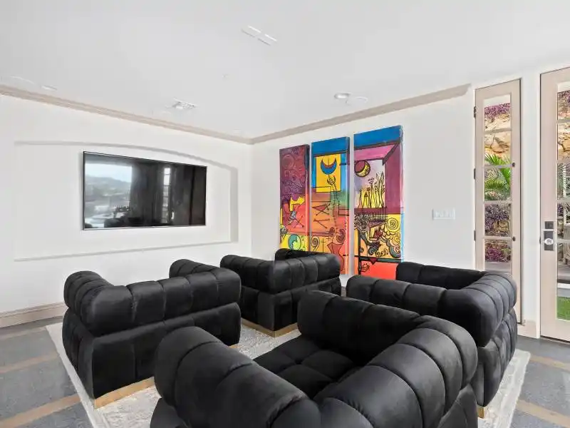 16479 Royal Hills Dr, Encino, CA – image 11