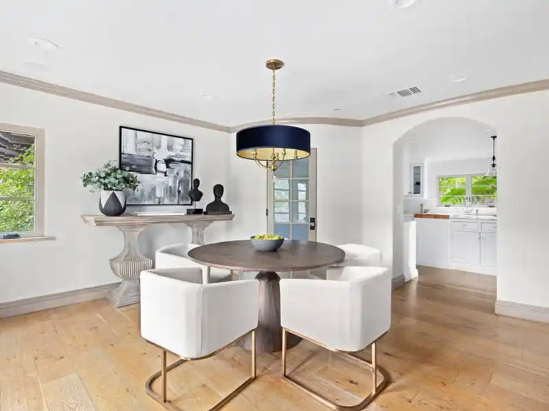 16479 Royal Hills Dr, Encino, CA – image 13