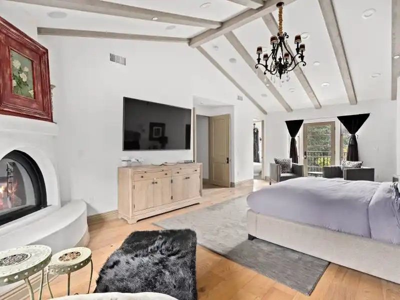 16479 Royal Hills Dr, Encino, CA – image 18