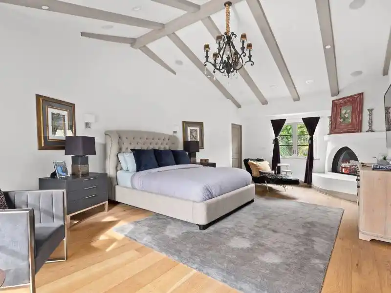 16479 Royal Hills Dr, Encino, CA – image 19