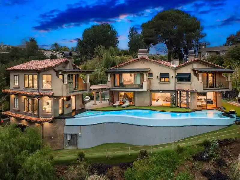 16479 Royal Hills Dr, Encino, CA – image 1
