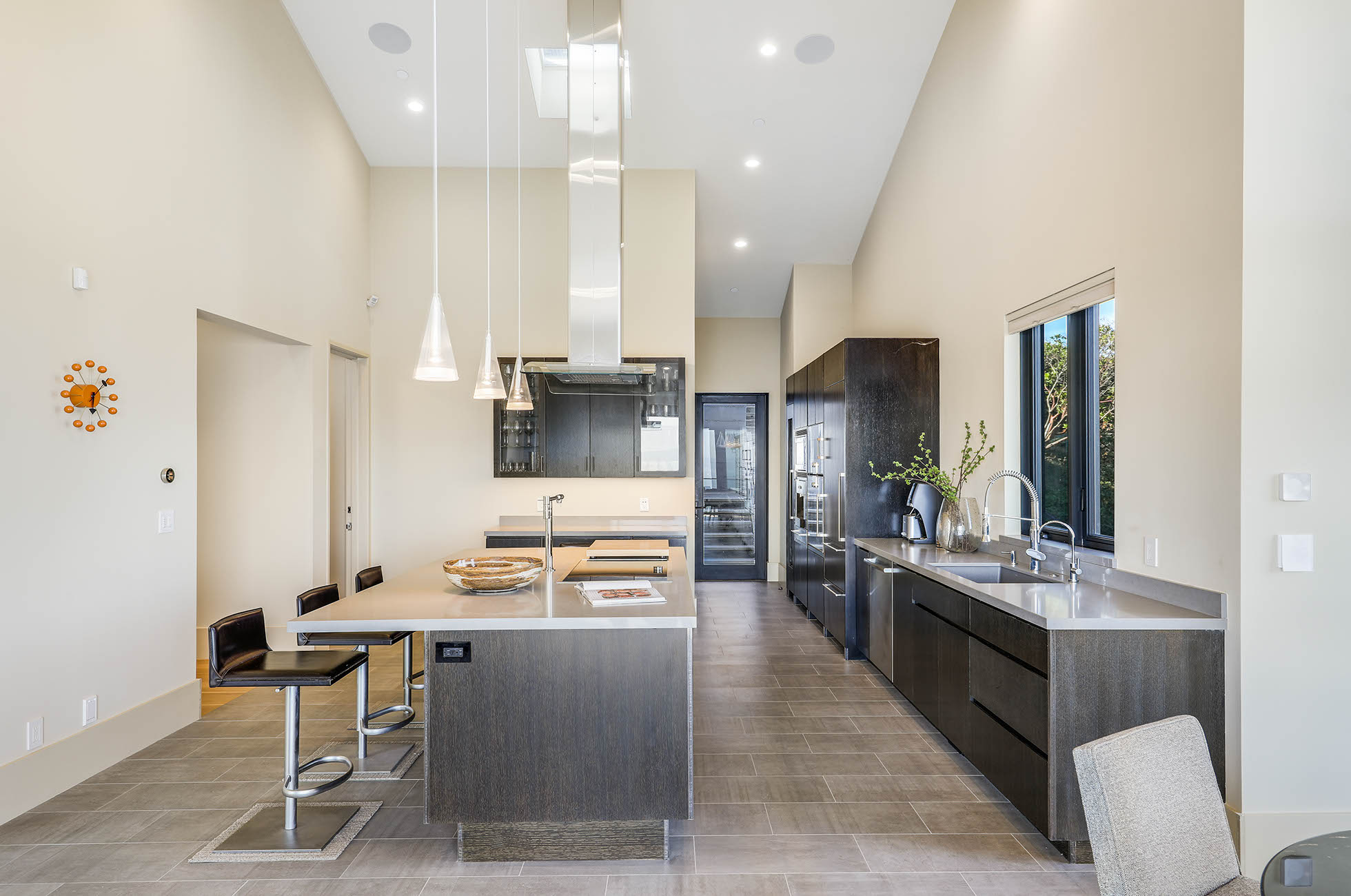 STATE OF THE ART CONTEMPORARY RETREAT WITH WORLD CLASS VIEWS – image 8