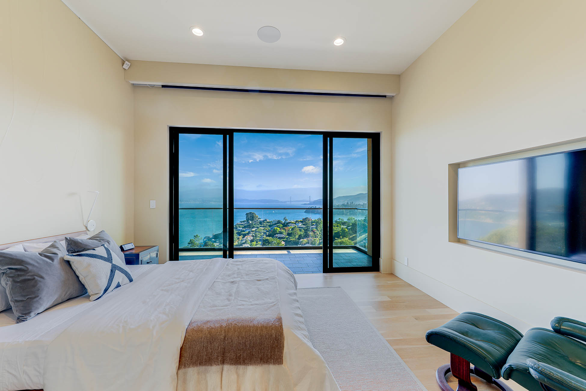 STATE OF THE ART CONTEMPORARY RETREAT WITH WORLD CLASS VIEWS – image 22