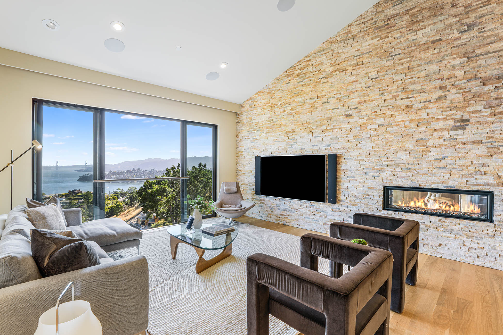 STATE OF THE ART CONTEMPORARY RETREAT WITH WORLD CLASS VIEWS – image 4