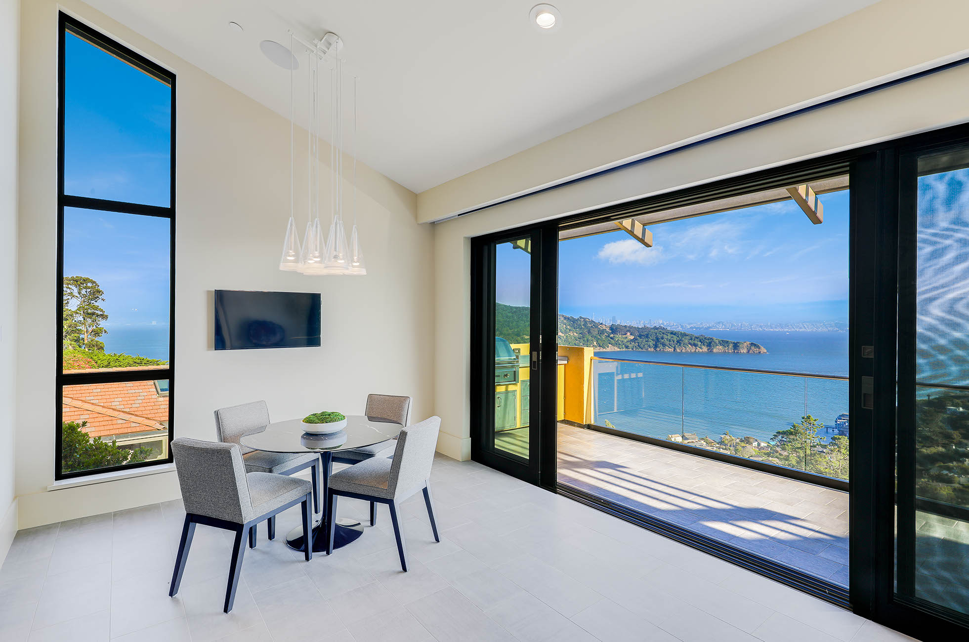 STATE OF THE ART CONTEMPORARY RETREAT WITH WORLD CLASS VIEWS – image 6