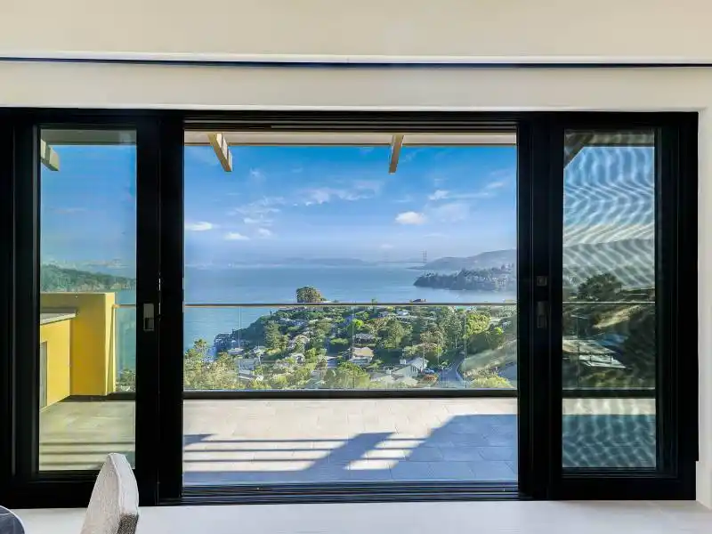STATE OF THE ART CONTEMPORARY RETREAT WITH WORLD CLASS VIEWS – image 7