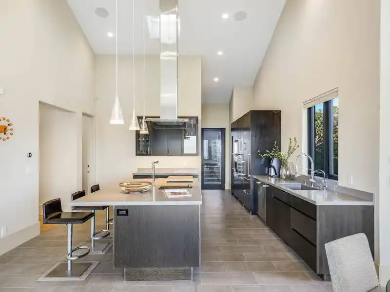 STATE OF THE ART CONTEMPORARY RETREAT WITH WORLD CLASS VIEWS – image 8