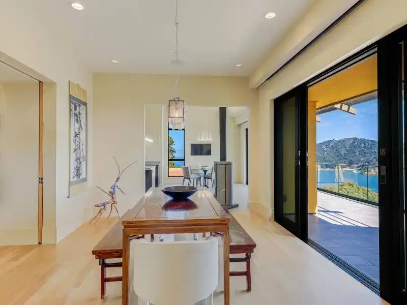 STATE OF THE ART CONTEMPORARY RETREAT WITH WORLD CLASS VIEWS – image 9