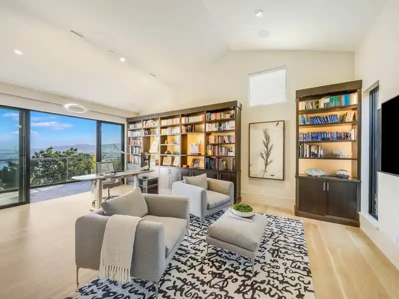 STATE OF THE ART CONTEMPORARY RETREAT WITH WORLD CLASS VIEWS – image 11