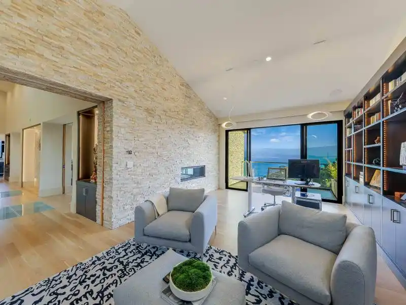 STATE OF THE ART CONTEMPORARY RETREAT WITH WORLD CLASS VIEWS – image 12