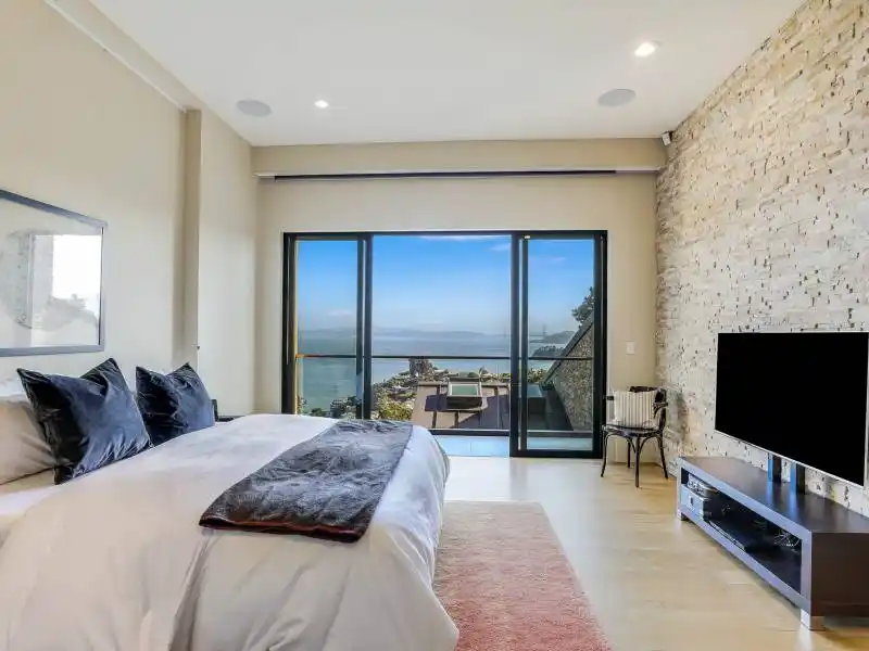 STATE OF THE ART CONTEMPORARY RETREAT WITH WORLD CLASS VIEWS – image 15