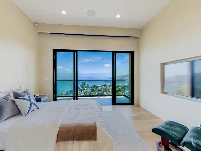 STATE OF THE ART CONTEMPORARY RETREAT WITH WORLD CLASS VIEWS – image 22
