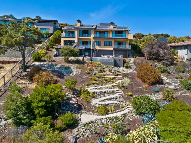 STATE OF THE ART CONTEMPORARY RETREAT WITH WORLD CLASS VIEWS – image 1