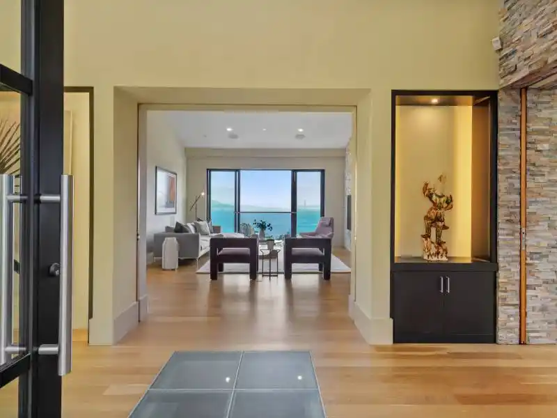 STATE OF THE ART CONTEMPORARY RETREAT WITH WORLD CLASS VIEWS – image 2