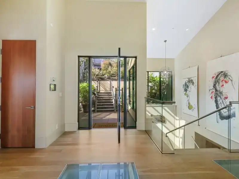 STATE OF THE ART CONTEMPORARY RETREAT WITH WORLD CLASS VIEWS – image 3