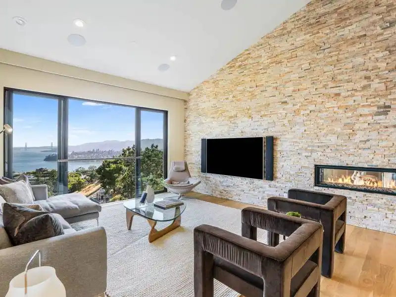 STATE OF THE ART CONTEMPORARY RETREAT WITH WORLD CLASS VIEWS – image 4