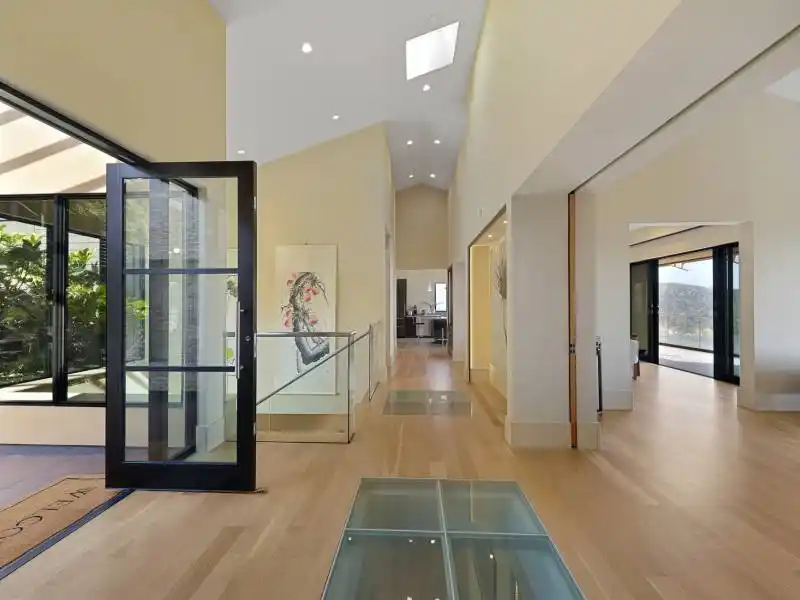 STATE OF THE ART CONTEMPORARY RETREAT WITH WORLD CLASS VIEWS – image 5