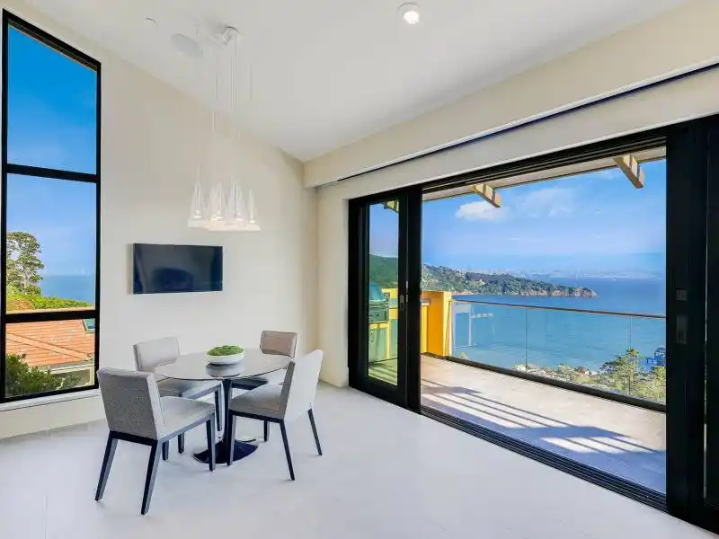 STATE OF THE ART CONTEMPORARY RETREAT WITH WORLD CLASS VIEWS – image 6