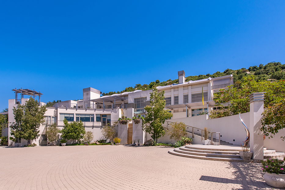 Luxurious Architectural Masterpiece on 111+ Acres in Santa Susana Knol – image 1