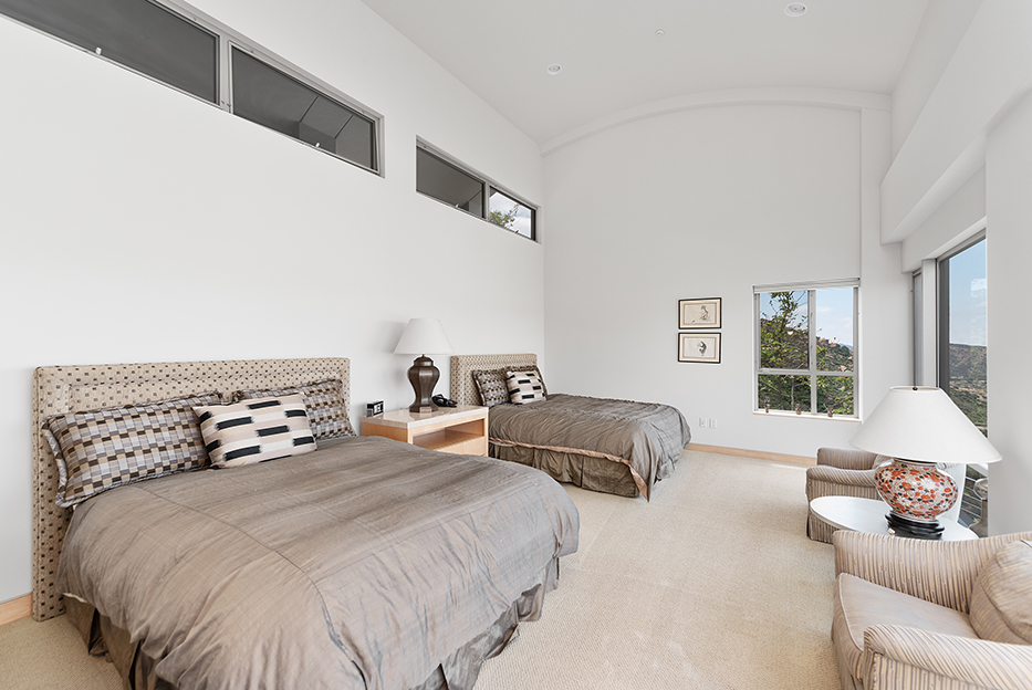 Luxurious Architectural Masterpiece on 111+ Acres in Santa Susana Knol – image 42
