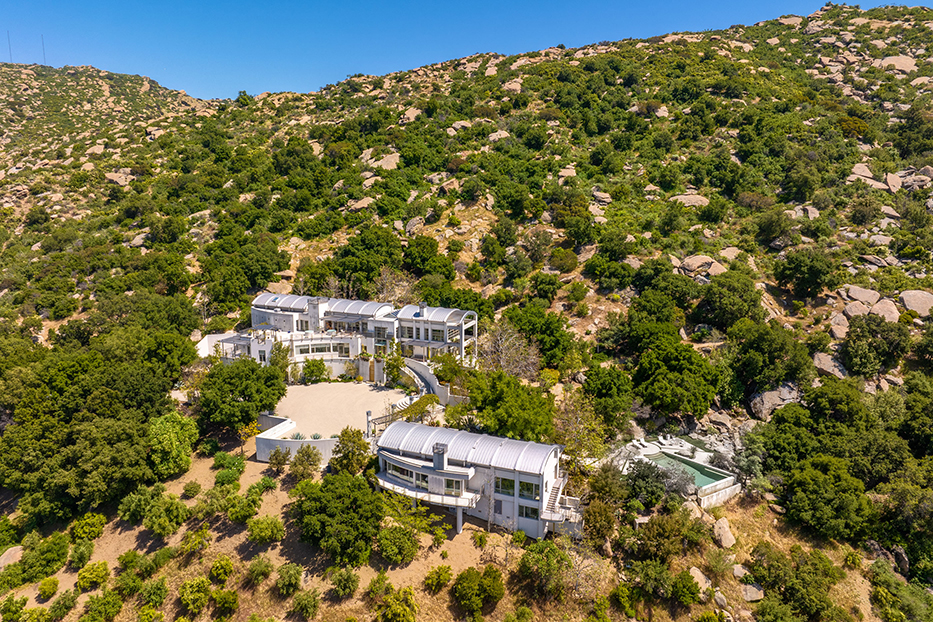Luxurious Architectural Masterpiece on 111+ Acres in Santa Susana Knol – image 46